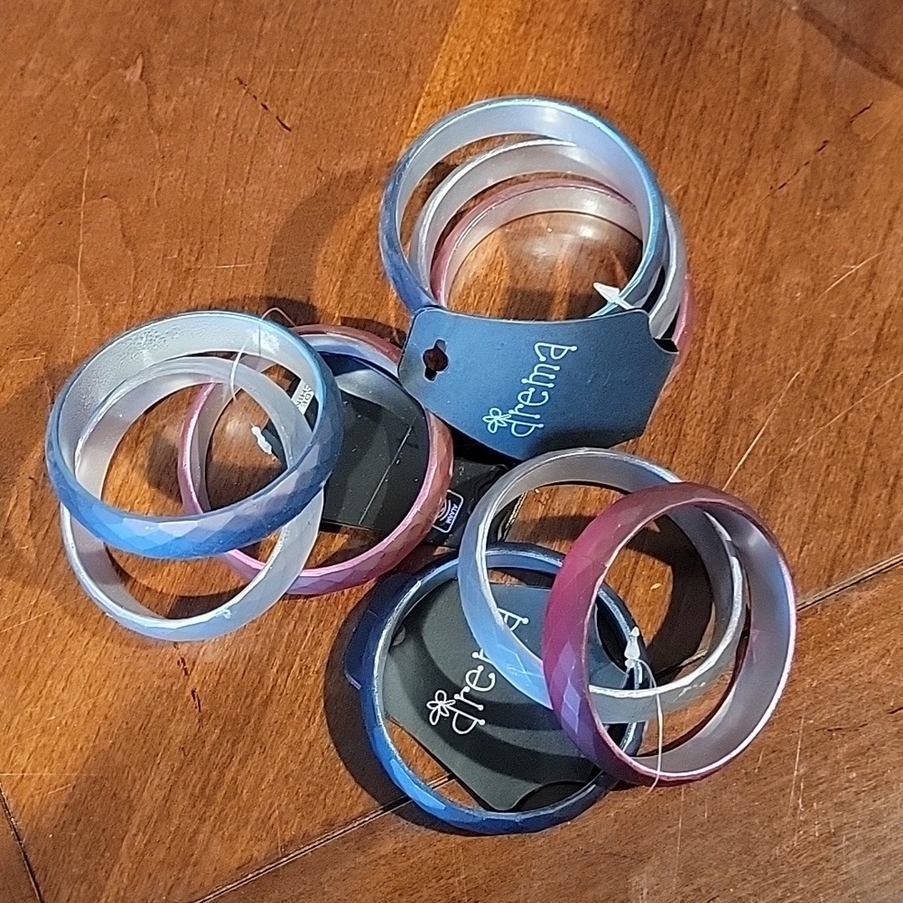 (J20) 9 plastic braclets - Picture 1 of 3